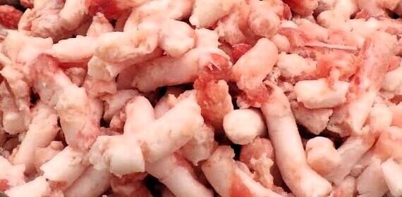 牛肉・豚肉の２種類を使用することで旨味が倍増します。肉本来の食感をお楽しみいただくために、豚肉はウデを使用しております。