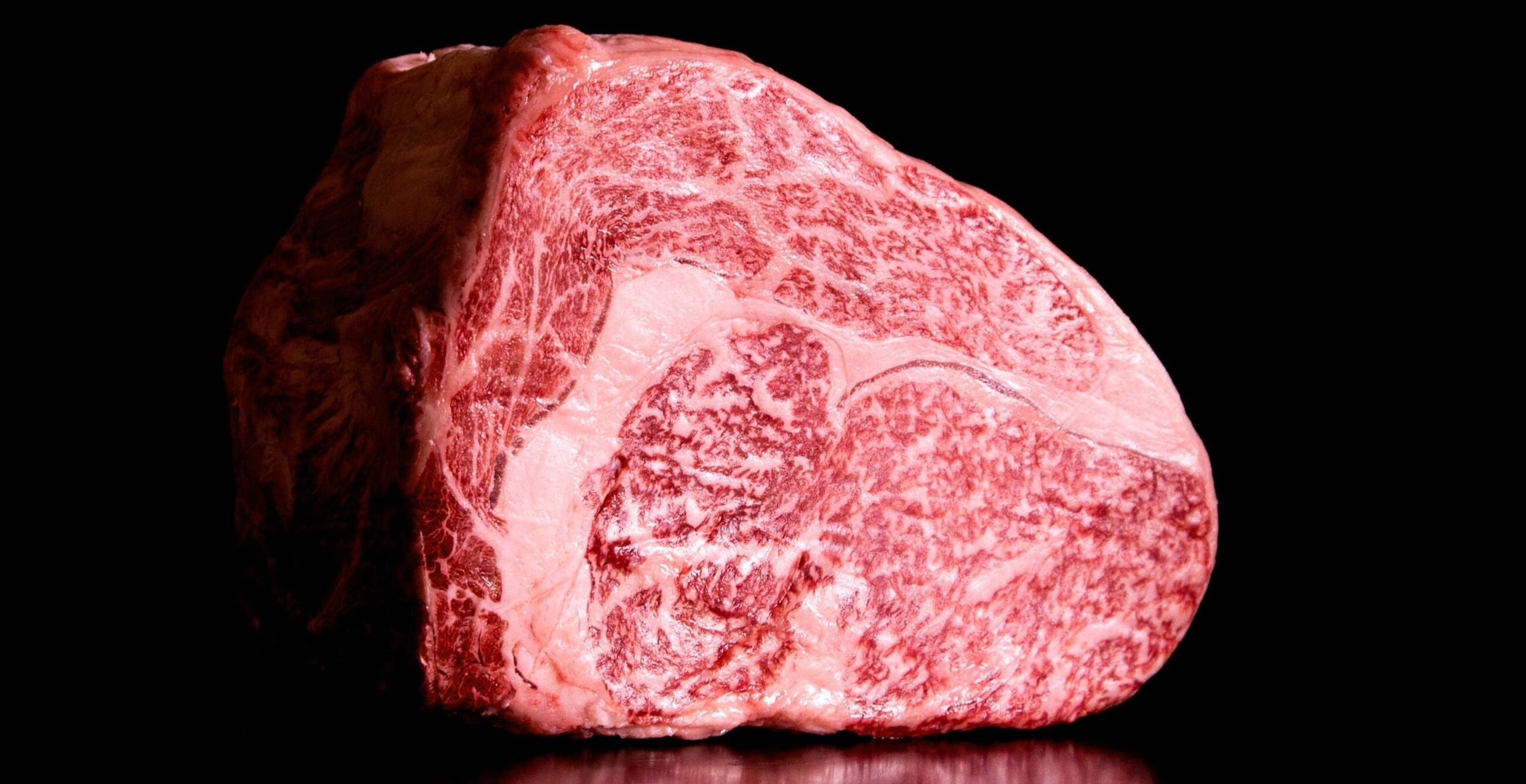 近江牛は甘い脂の旨味や芳醇な肉の香りが高く評価されています。近江牛特有の、肉の旨味・香り・甘味を是非ご堪能下さいませ。