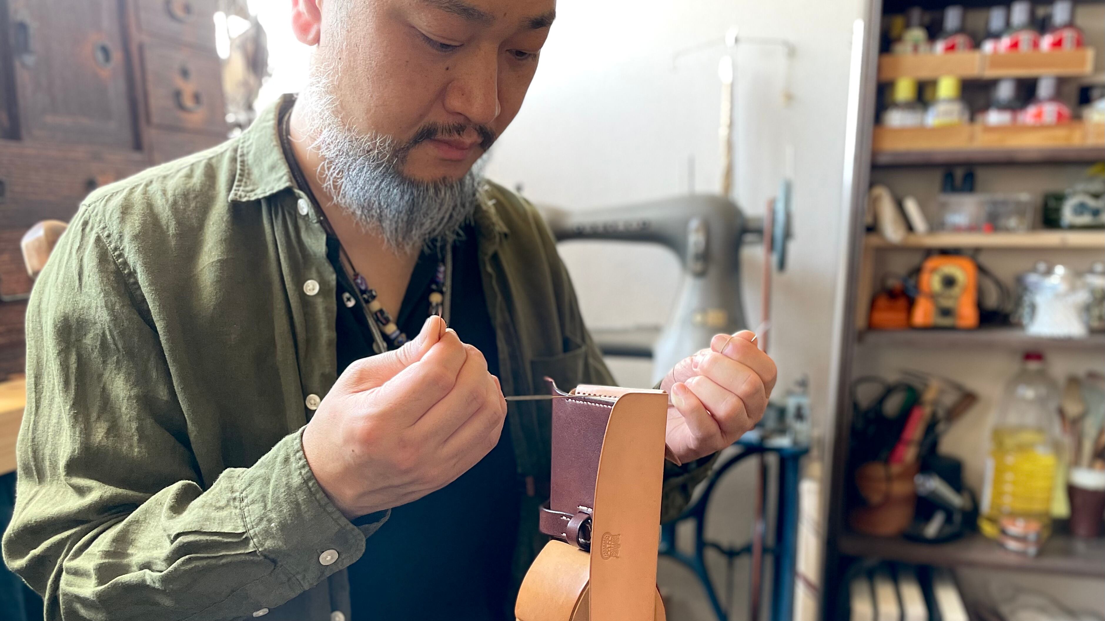 革のものづくり。ヌメ革の経年変化とおもしろさ、長く使うための手