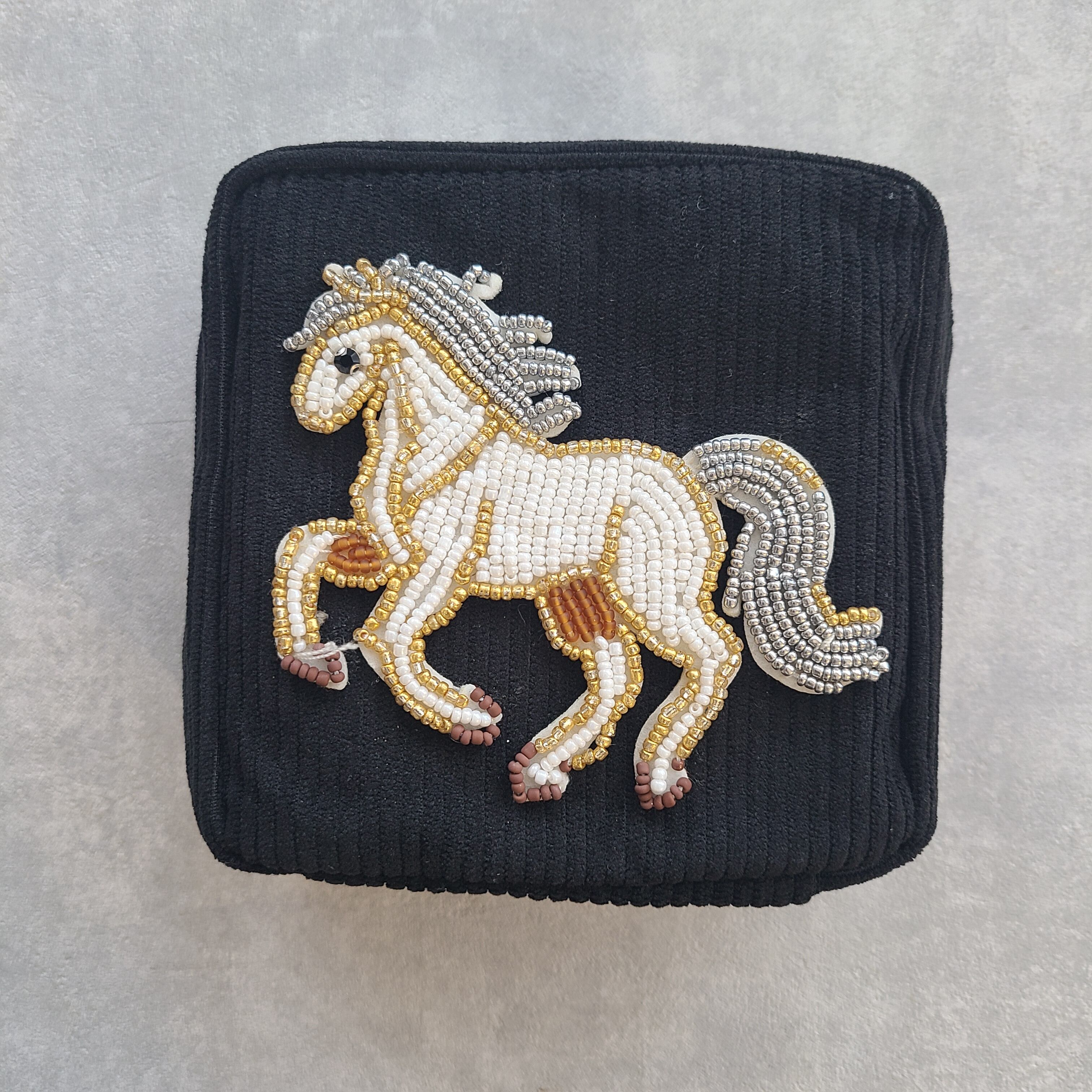 ハウンドトゥース柄ポーチ 馬ロゴ刺繍 きっとウマくいく｜ビーズ刺繍の馬ポーチがギフトに選ばれる理由