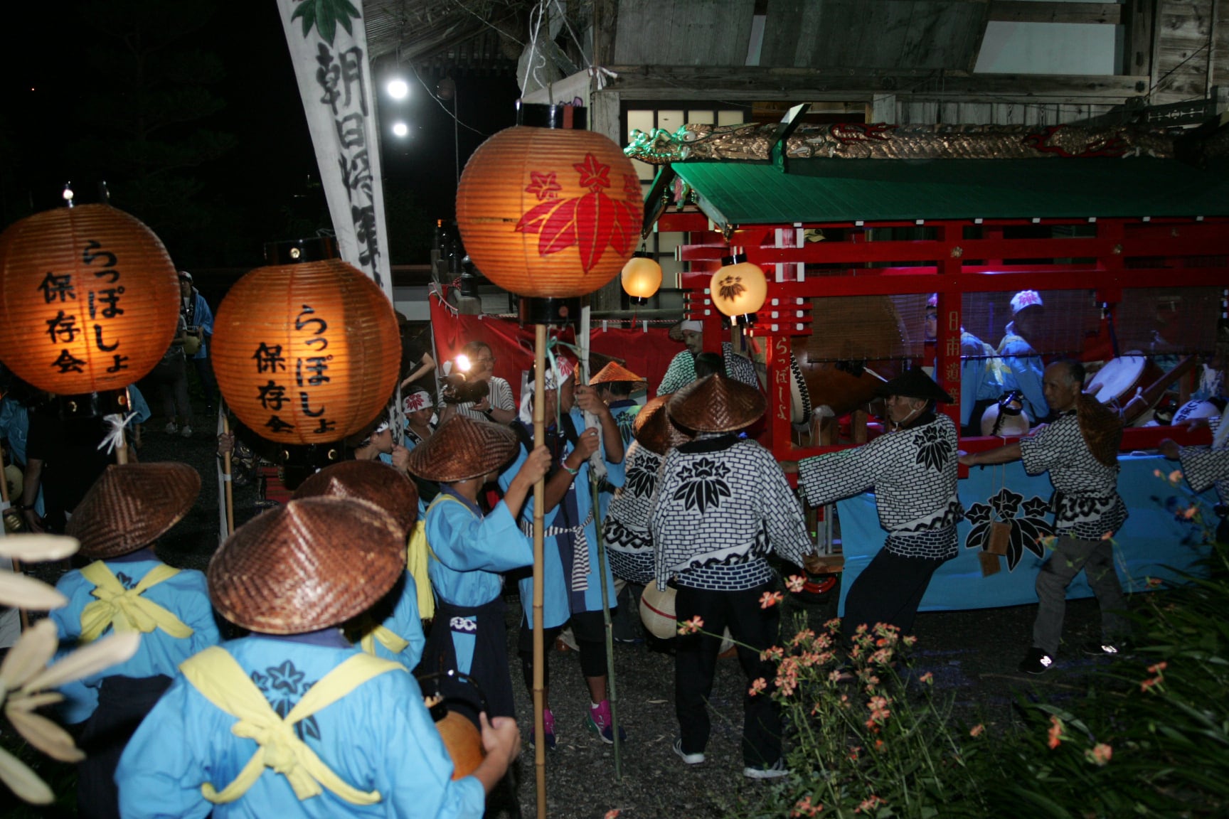 金属製AuPの御神輿と祭り提灯