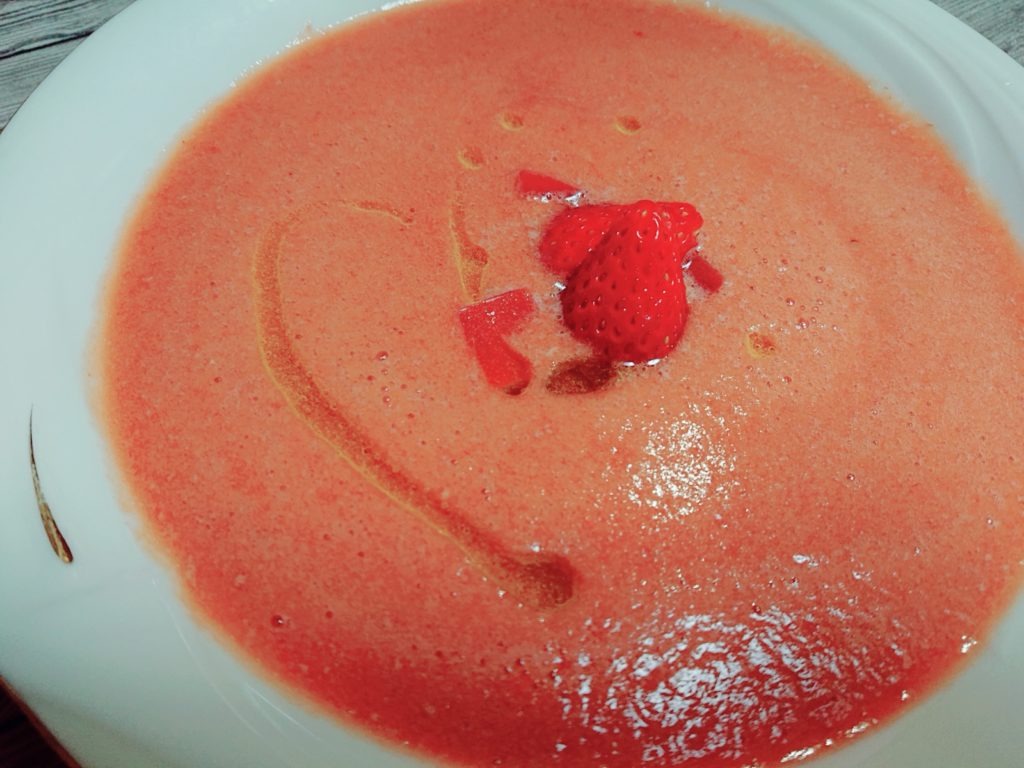 おつまみレシピ いちごの甘味とトマトの酸味が絶妙 ミキサーで簡単 飲むサラダ いちごのガスパチョ へそねこ店長のワイン屋さん