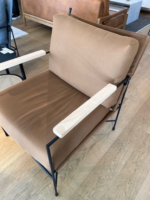 家具の展示会 目利きするバイヤー