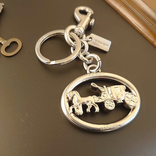 贈る結婚祝い COACH シルバー チャーム キーホルダー 馬車柄 コーチ 小物