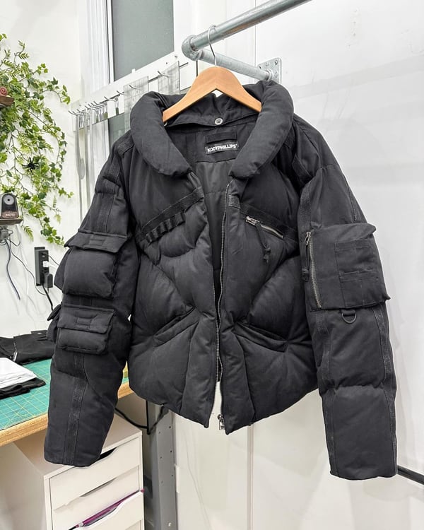 KODY PHILLIPS コディフィリップス CARGO PUFFER カーゴパファー ジップアップダウンジャケット ブラック KODY PHILLIPS