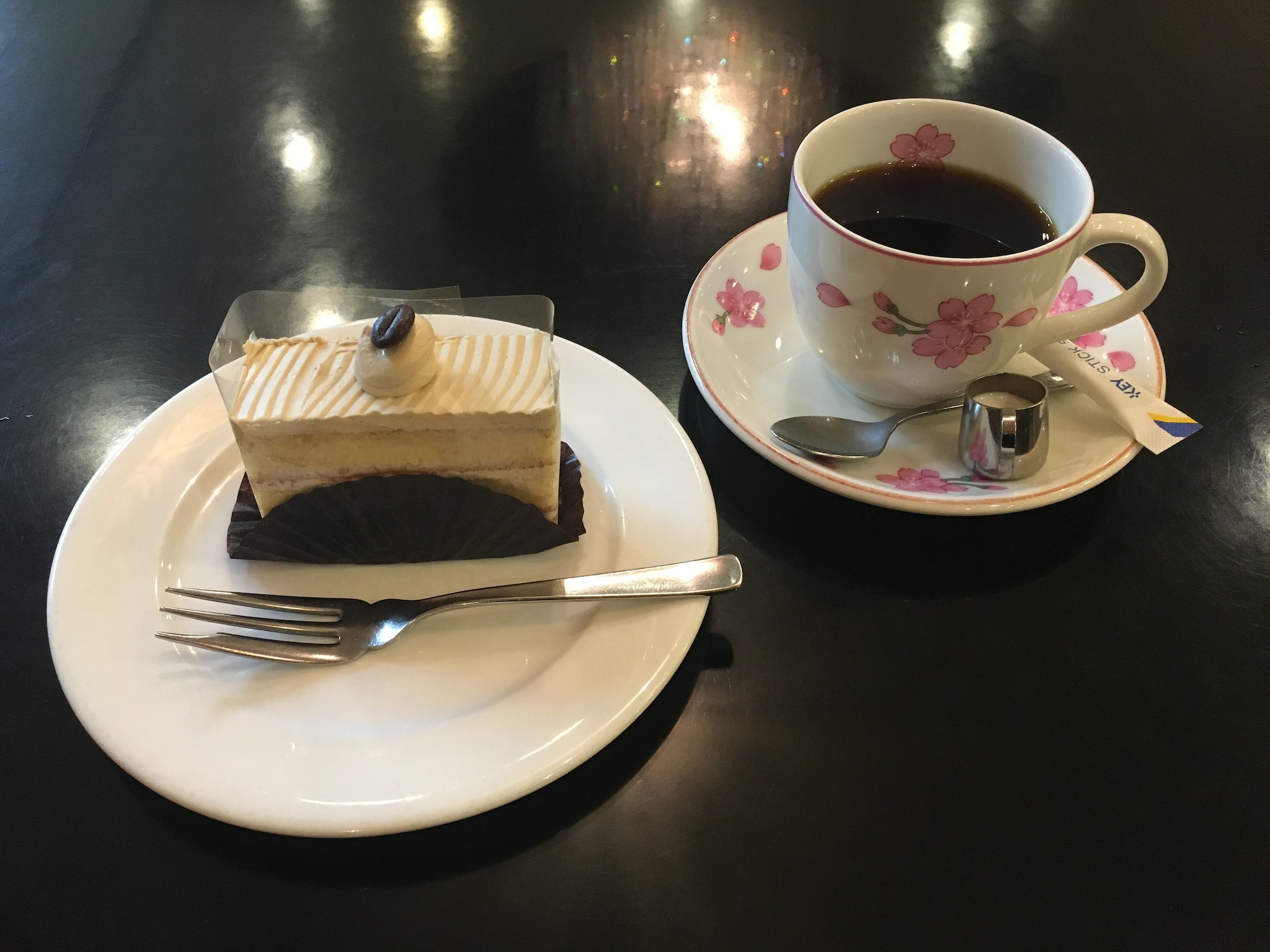 移転される国立の白十字洋菓子店さんの家具や食器などを販売いたします 純喫茶家具の村田商會