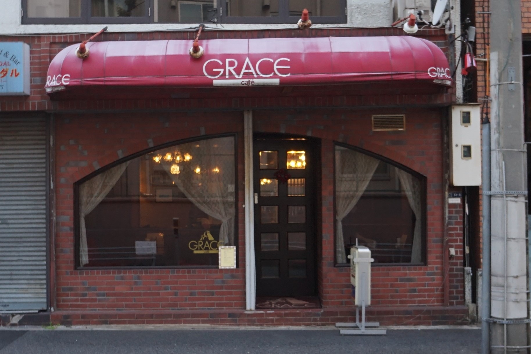小伝馬町の喫茶店 グレース さんの家具や食器を販売いたします 純喫茶家具の村田商會