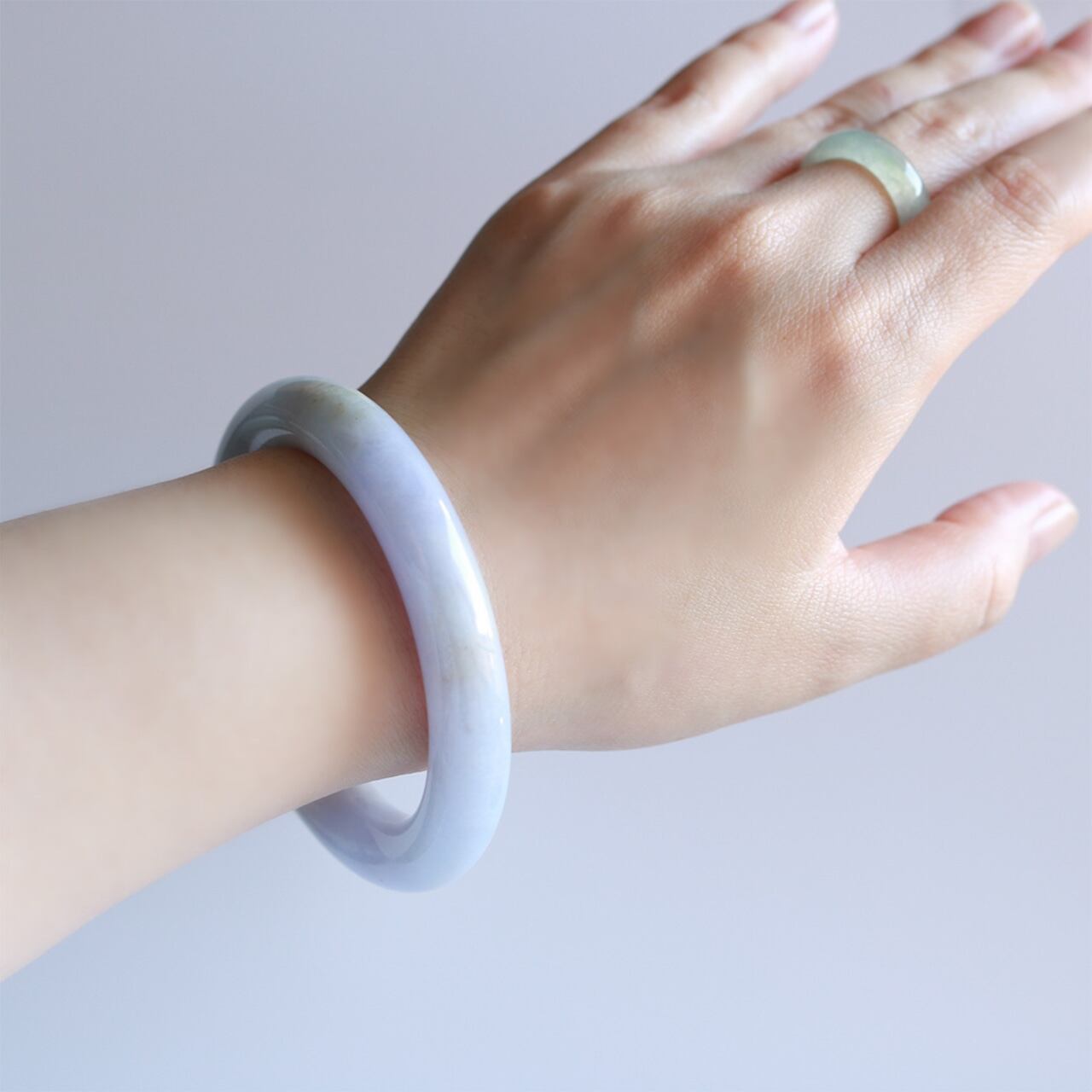 気品あるラベンダーカラーの翡翠バングル | 【MeiNu（メイニュウ