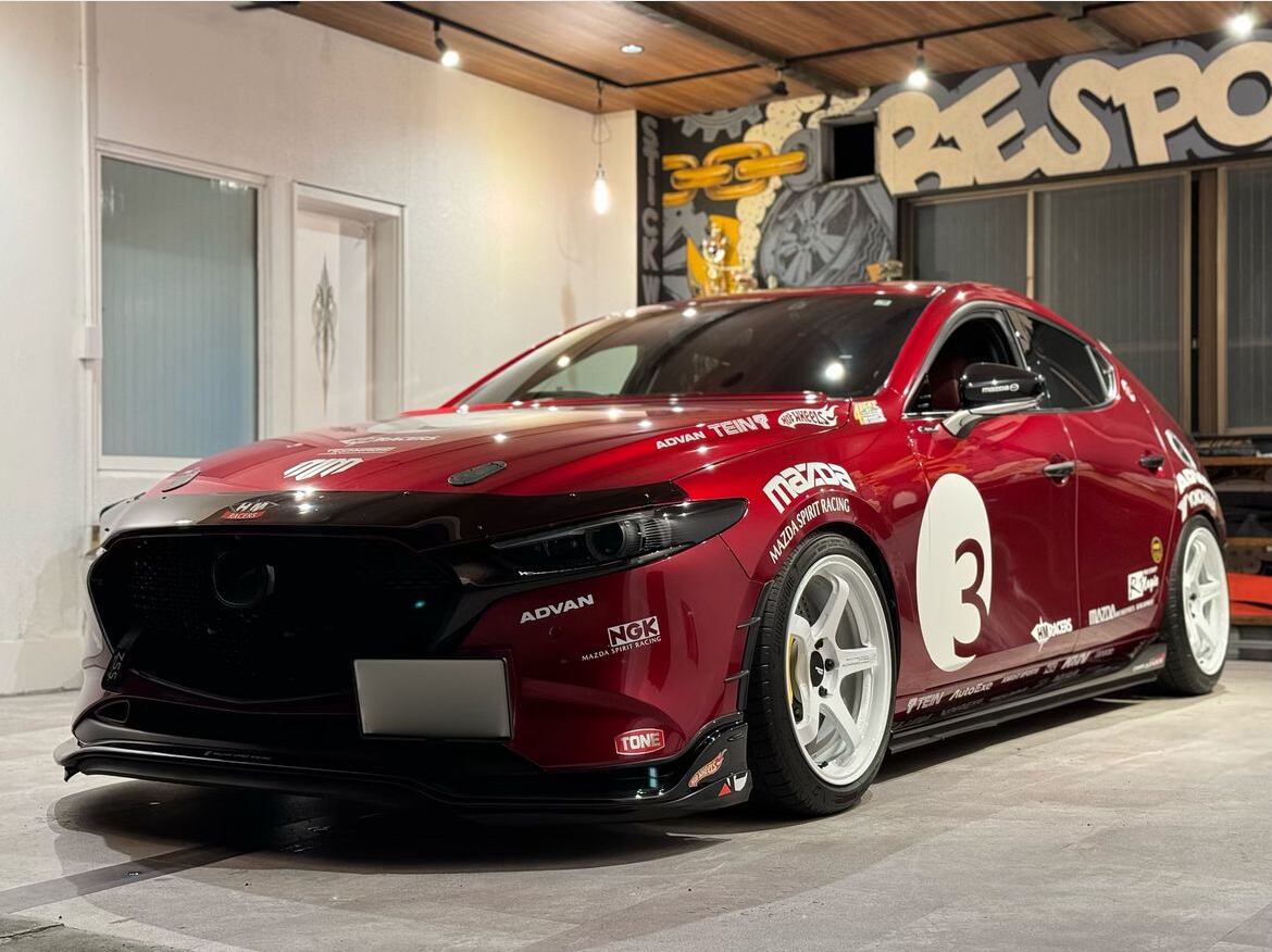 マツダ MAZDA3】・Bespoke京都オリジナルリアスラントプレート3度ver
