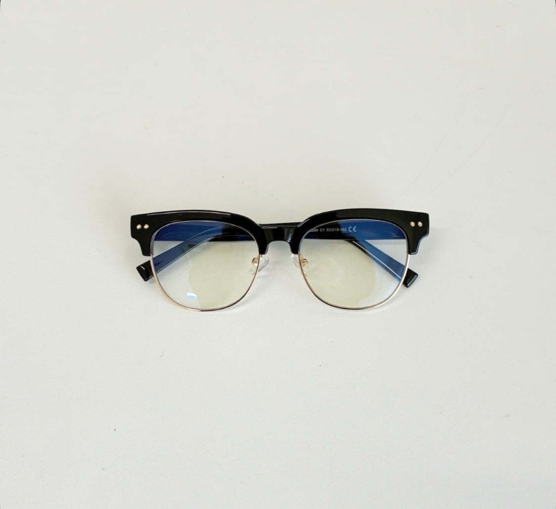 ブラック×ゴールドが映える大人のサーモント眼鏡 | OTAKA OPTICAL