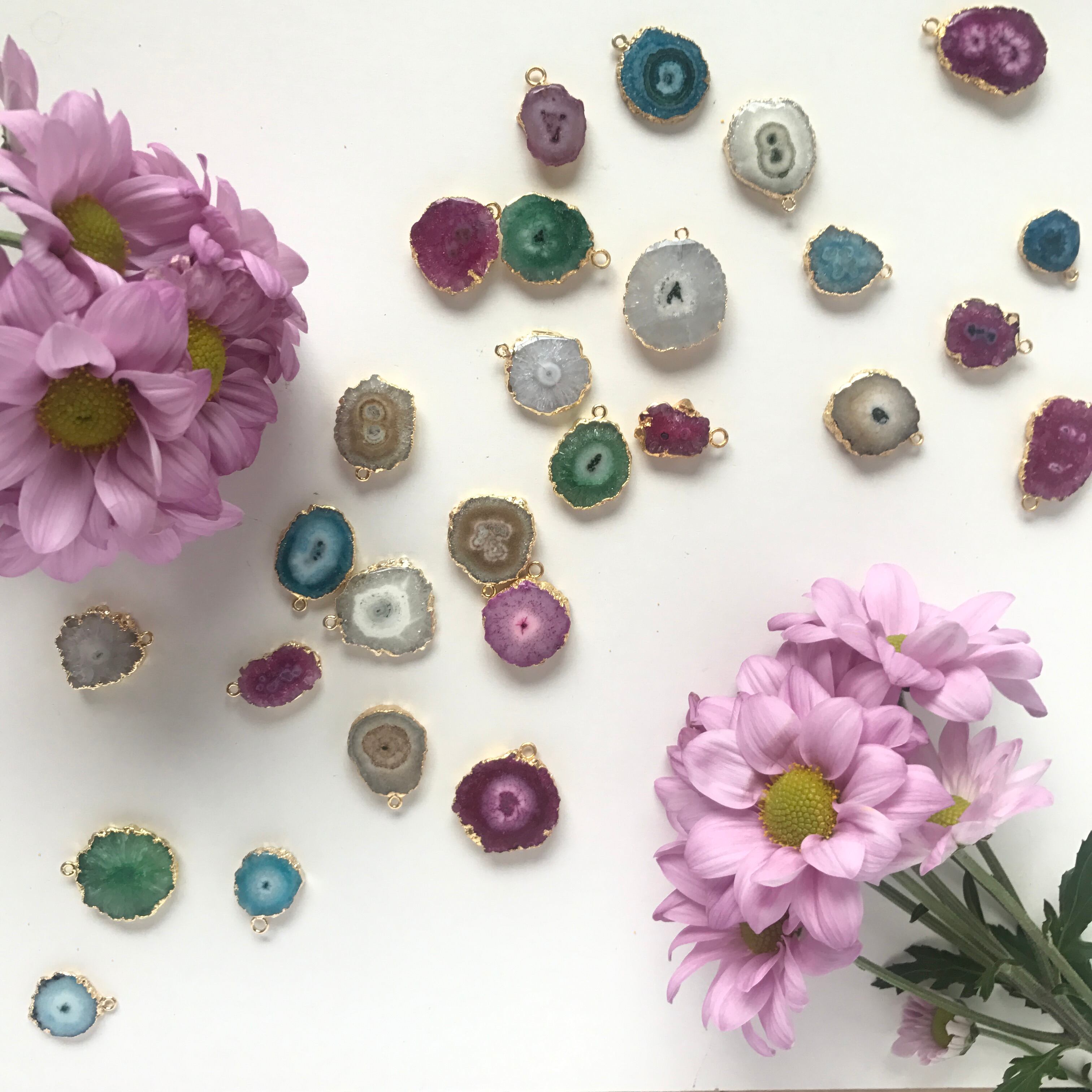 ゆりか⭐︎天然石 カラフルに女っお花の天然石 ”ソーラークォーツ” でアクセサリーを作り