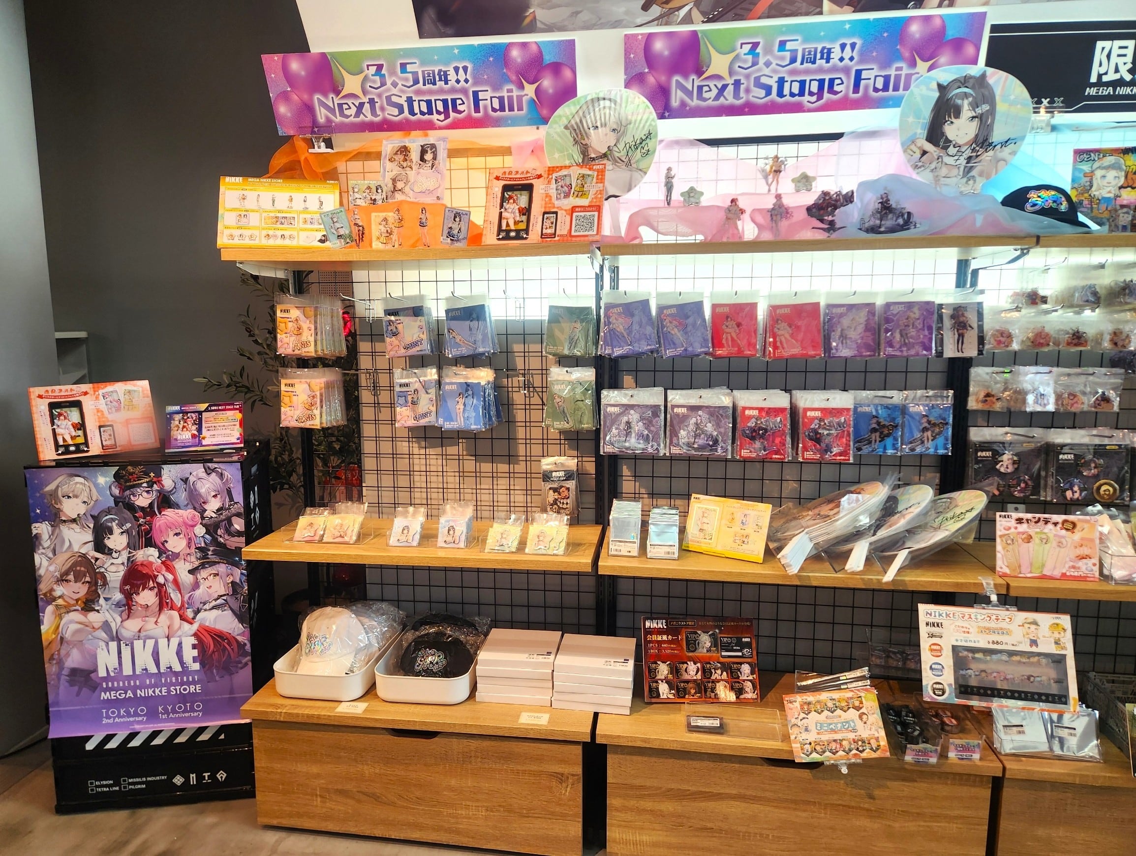 3.5周年生放送特典グッズ+おまけ Blog】「3.5周年!! Next Stage Fair」開催中！東京店現地レポートをお