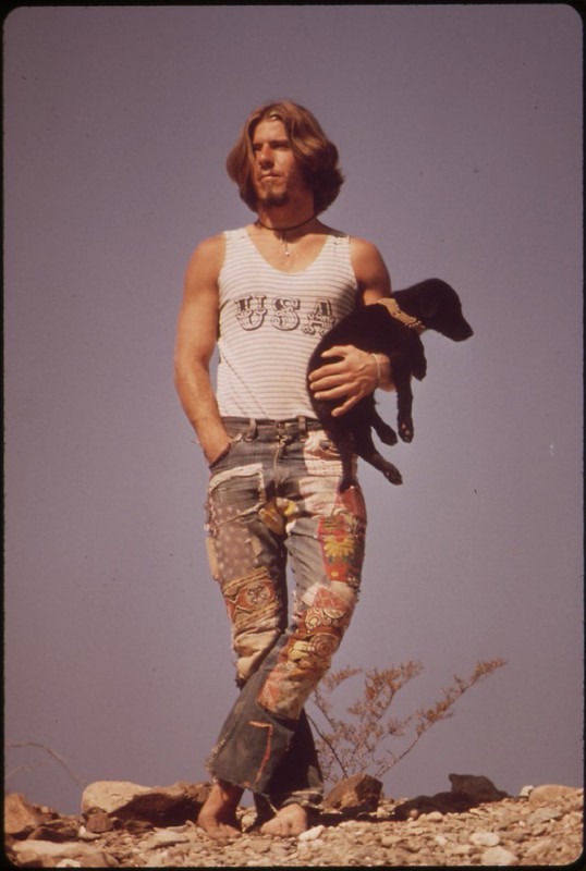 1972年、ルート66で愛犬とヒッチハイクする若者