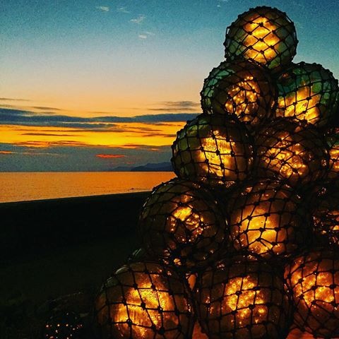 志摩市浜島町の ビン玉ロード 伊勢志摩おもしろ雑貨店 Labo 中央舎