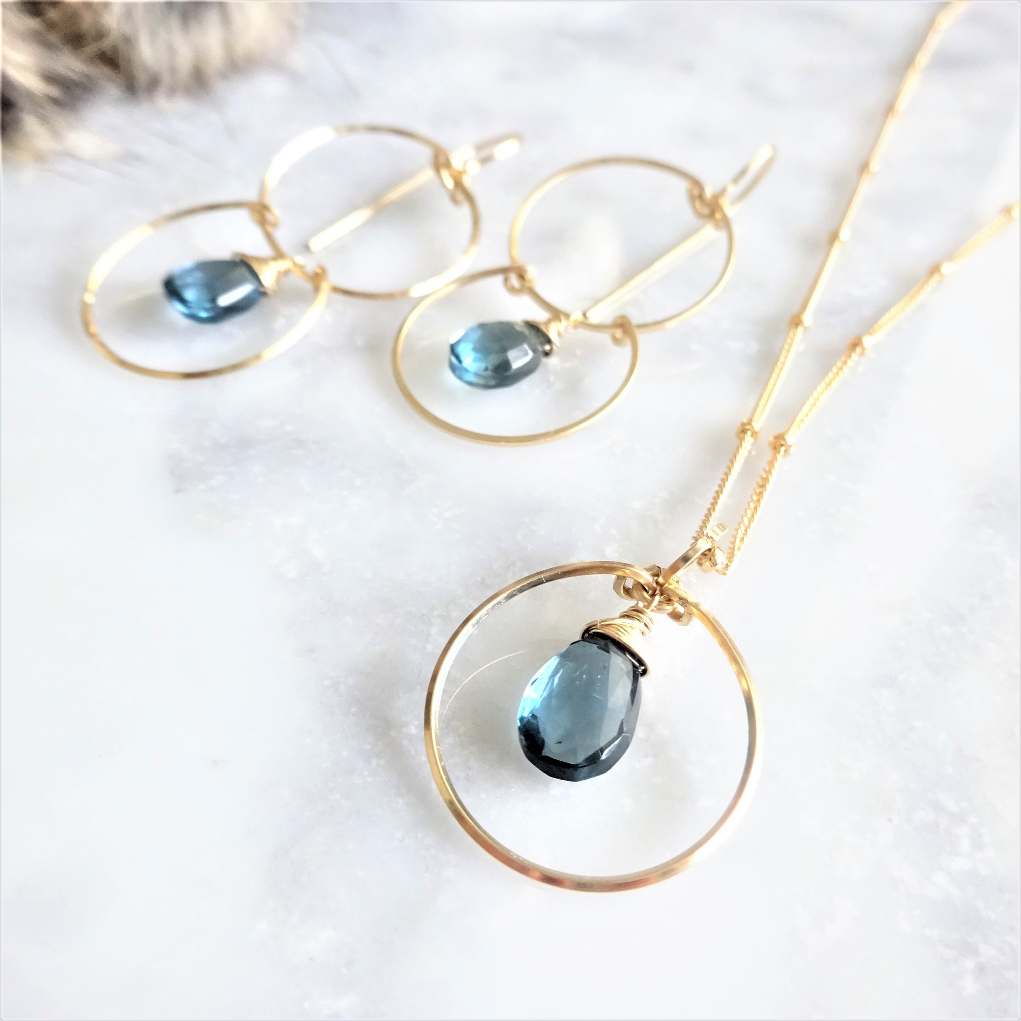 トレンドのネイビー と好相性 11月誕生石のブルートパーズピアス イヤリング marinajewelry トレンドのネイビー と好相性 11月誕生石のブルートパーズピアス イヤリング marinajewelry