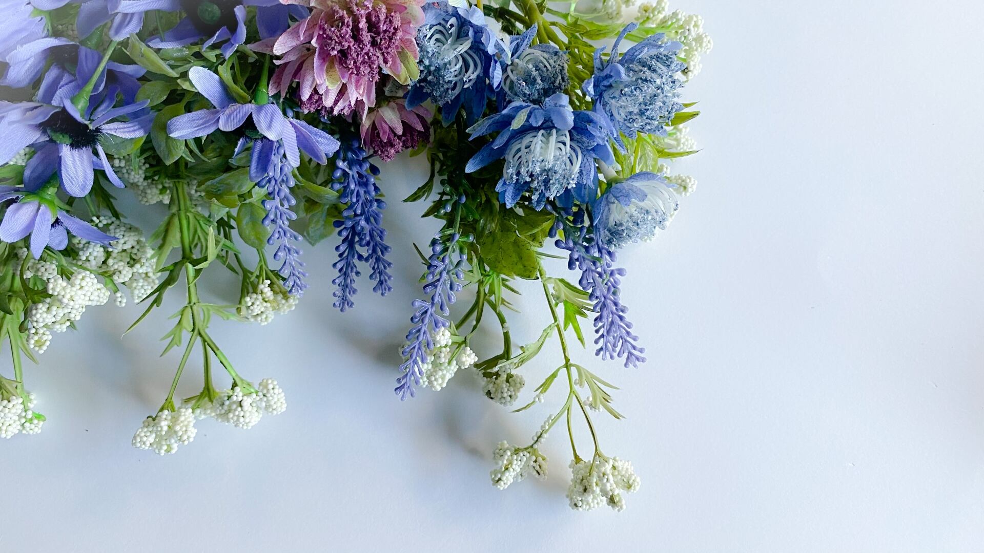 紫の花の花言葉一覧｜気品と感謝を伝えるおすすめの花と失敗しない