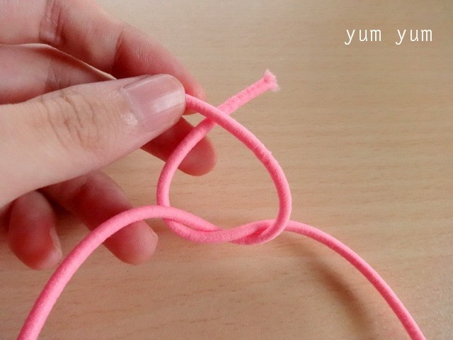ヘアゴムの結び方 Yum Yum ヤムヤム 刺繍 編み物のハンドメイドアクセサリーショップ