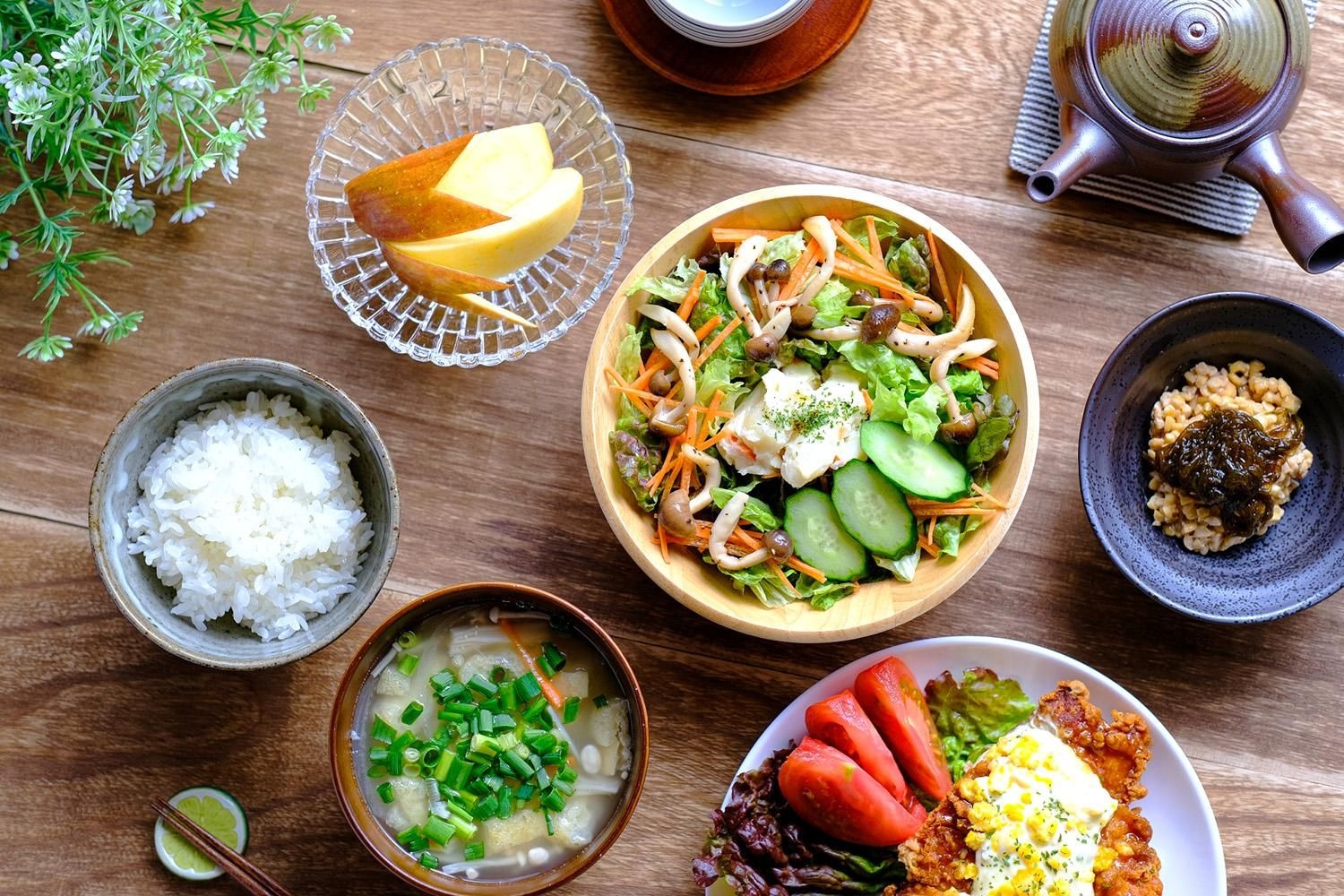 旬の食材を使ったおかずや汁物が並ぶ家庭の食卓の様子