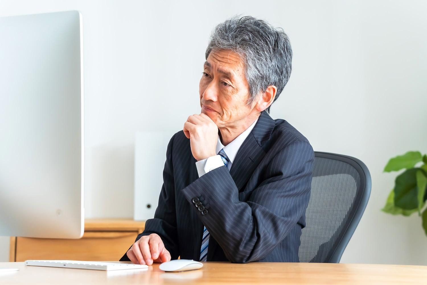 仕事の合間にたもぎ茸のスープをいただく様子