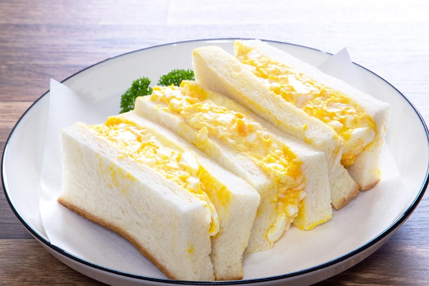 朝のウォーキングと食事の組合せ。公園を歩く中高年の男女と、温かいスープを含む食卓のコラージュ