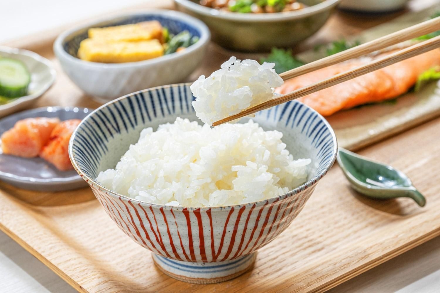 朝の食卓に並ぶ、たもぎたけが香るプロテインスープと朝ごはん