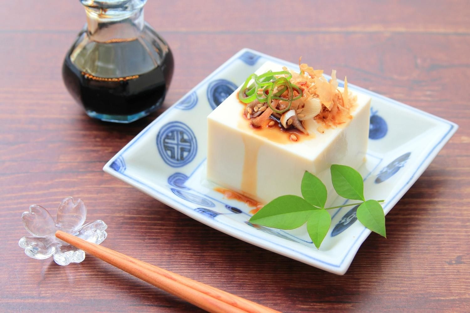 青白の角皿にのせた冷奴。刻みねぎ・みょうが・かつおぶしをのせ醤油をかけた一例