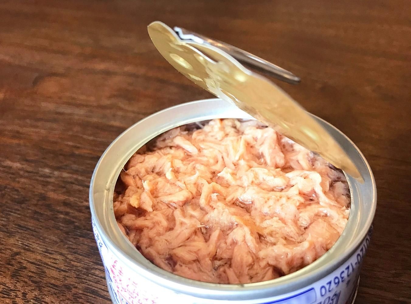 開封したツナ缶の中身（身がほぐれた状態）