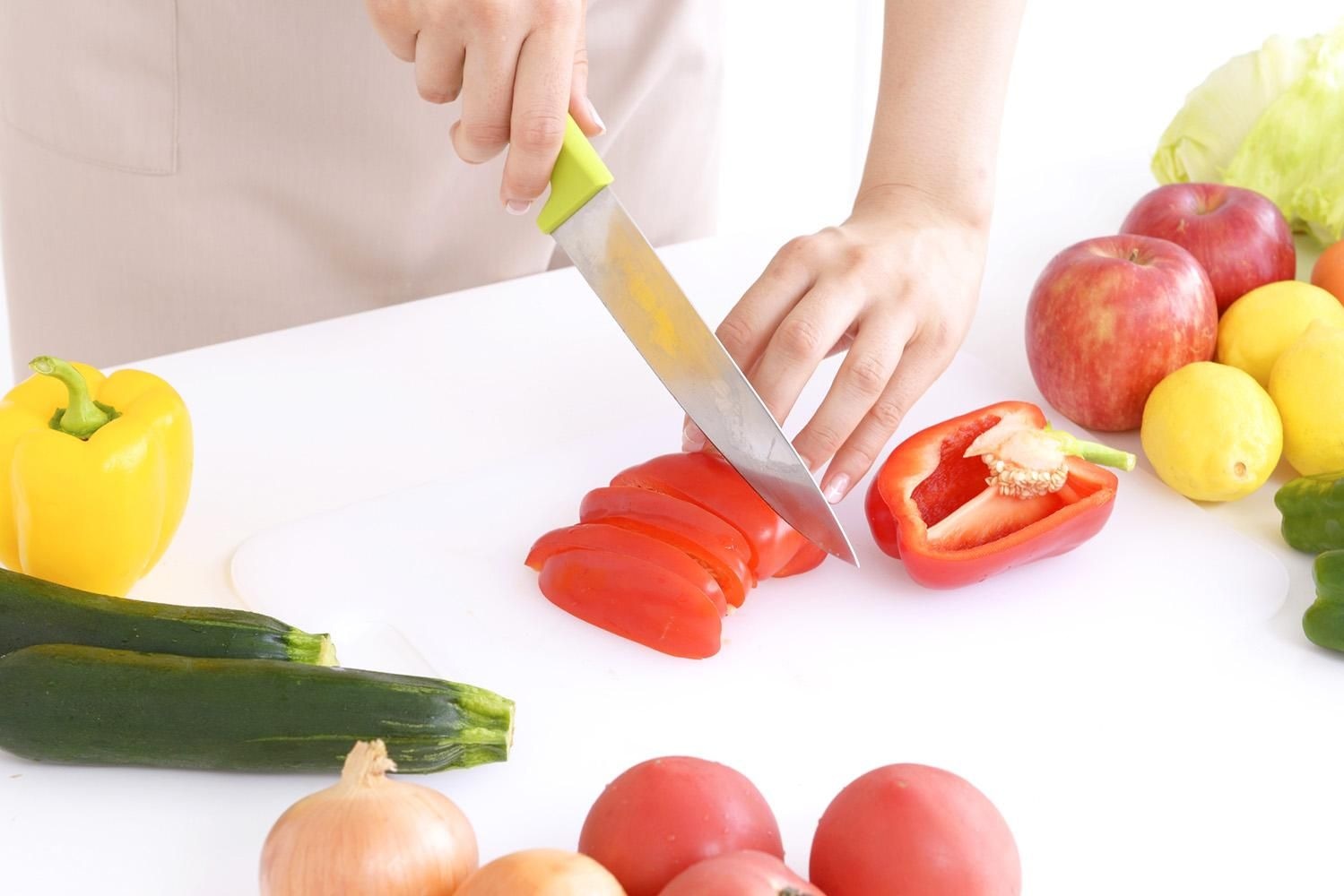 包丁で野菜を切り分ける下ごしらえの様子