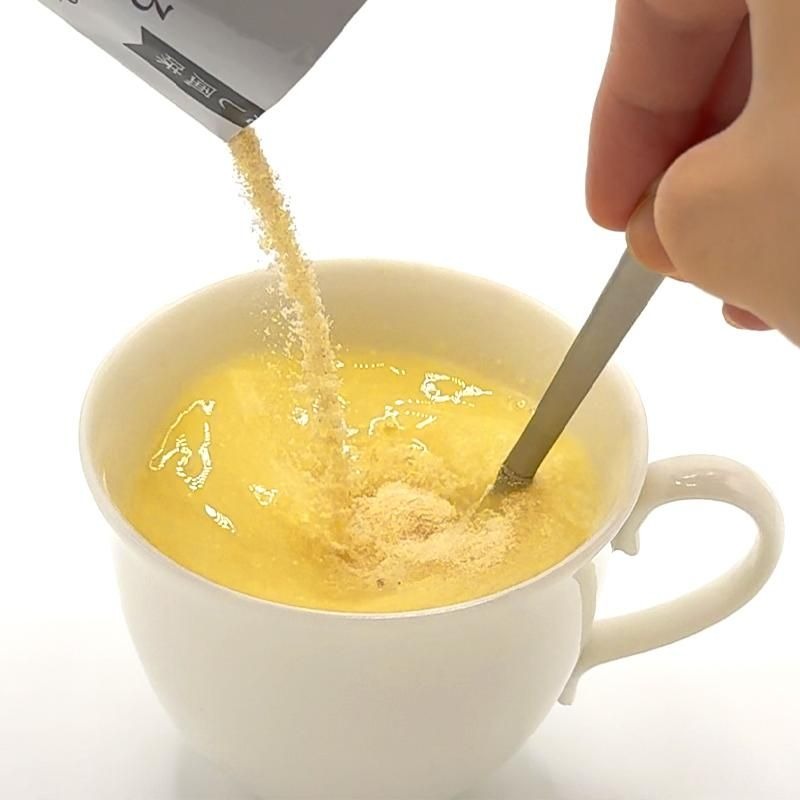 器に盛られた、たもぎたけのプロテインパウダーと木のスプーン