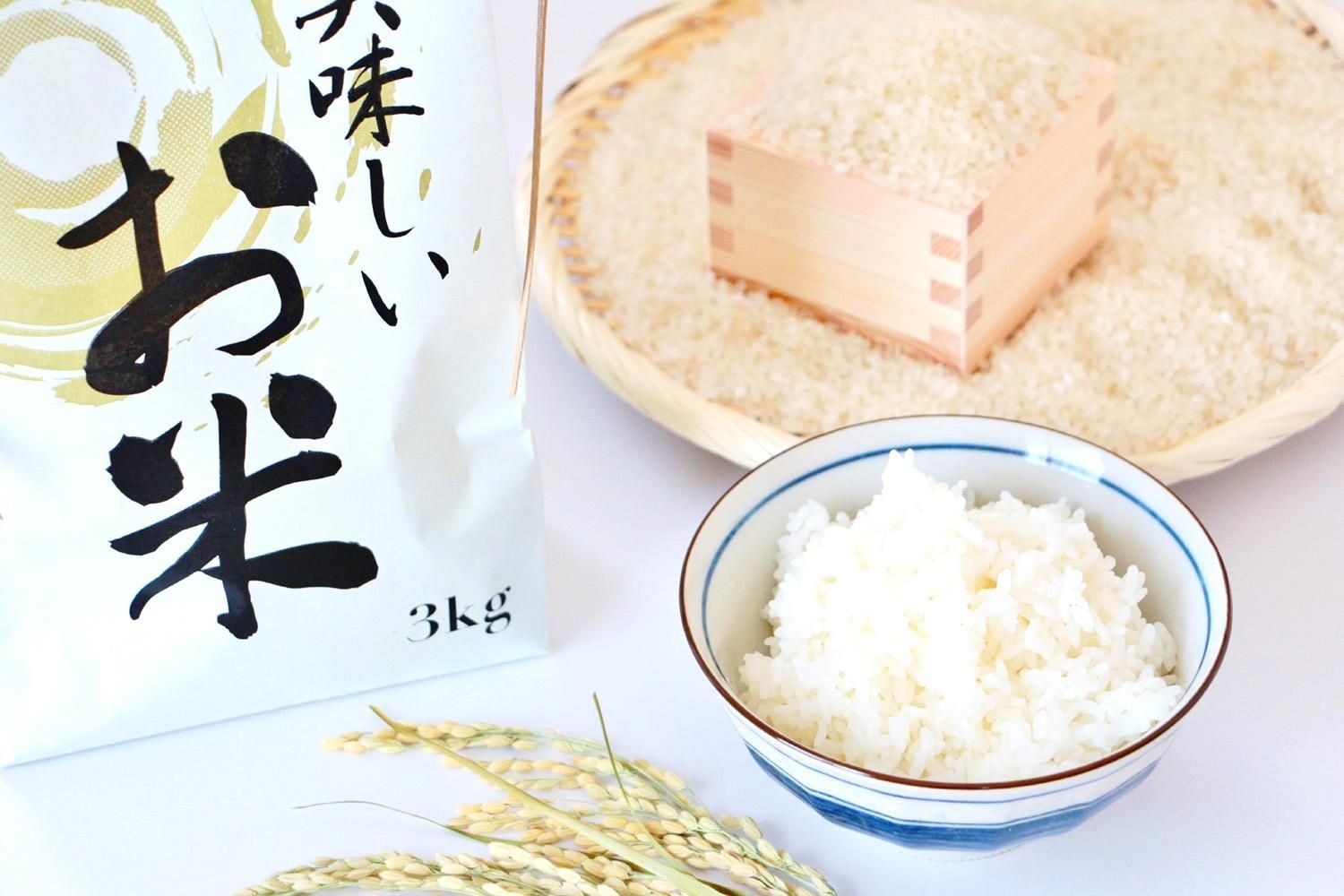 お米の袋と升に盛った白米と茶碗によそったごはん