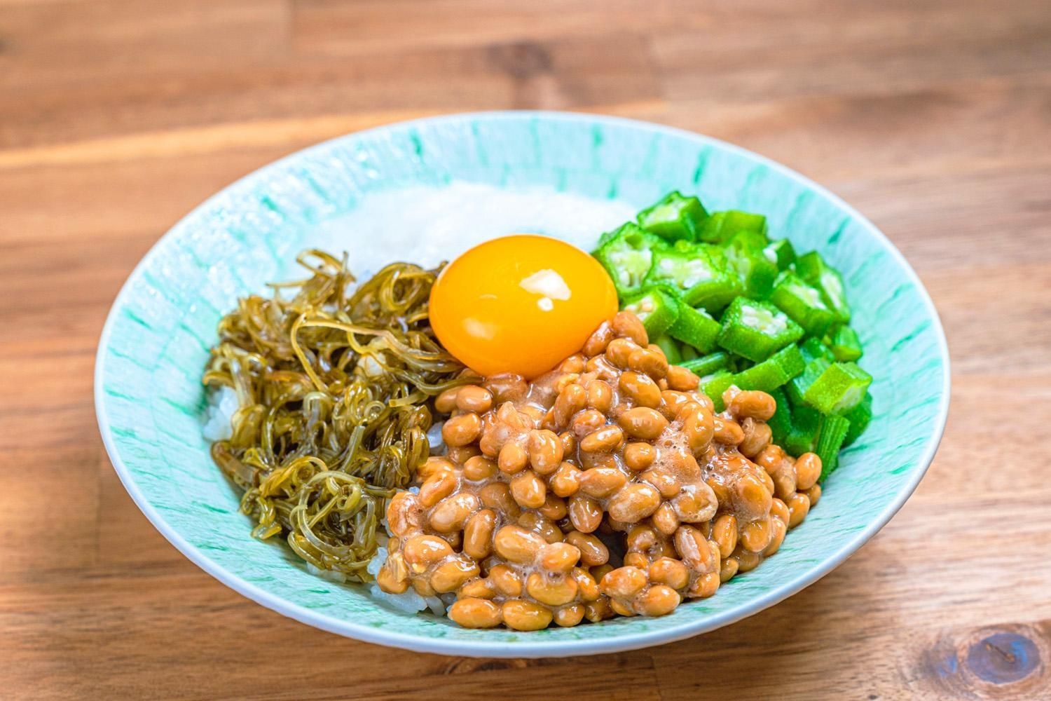 ごはんに、めかぶ・納豆・刻んだオクラ・卵黄をのせた、ねばねばどんぶり