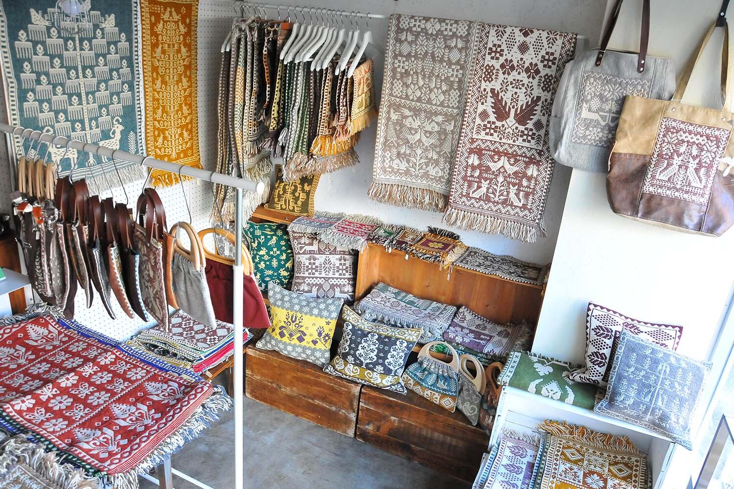 ヤノフ村の絵織物 クッションカバー 森の動物たち 日本のかご・世界のバスケット専門店 | 世界のかご カゴアミドリ