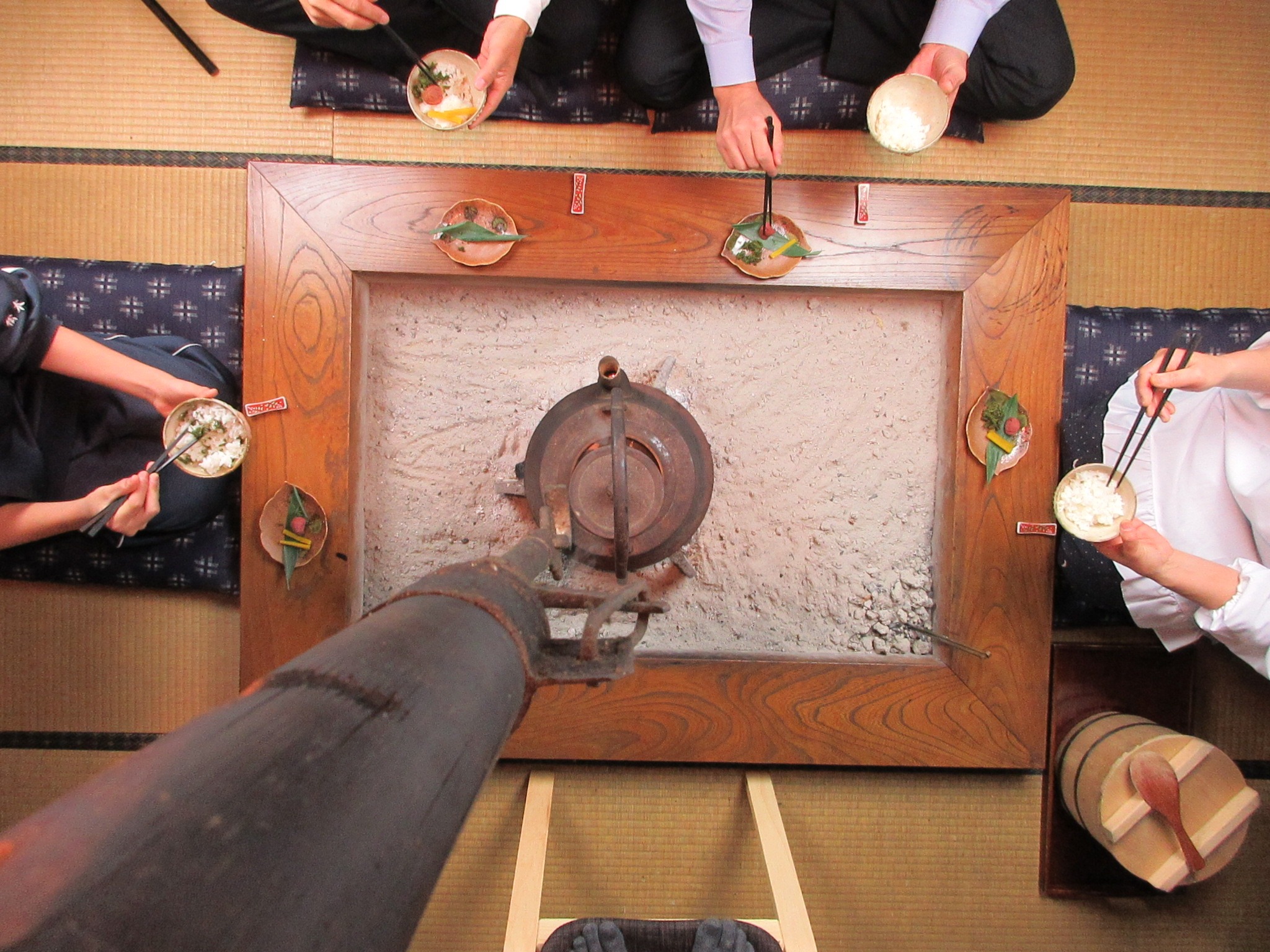 囲炉裏端で朝ごはんを頂きます 杉野にある茅葺きの宿 長治庵 のひとこま 産直琵琶湖