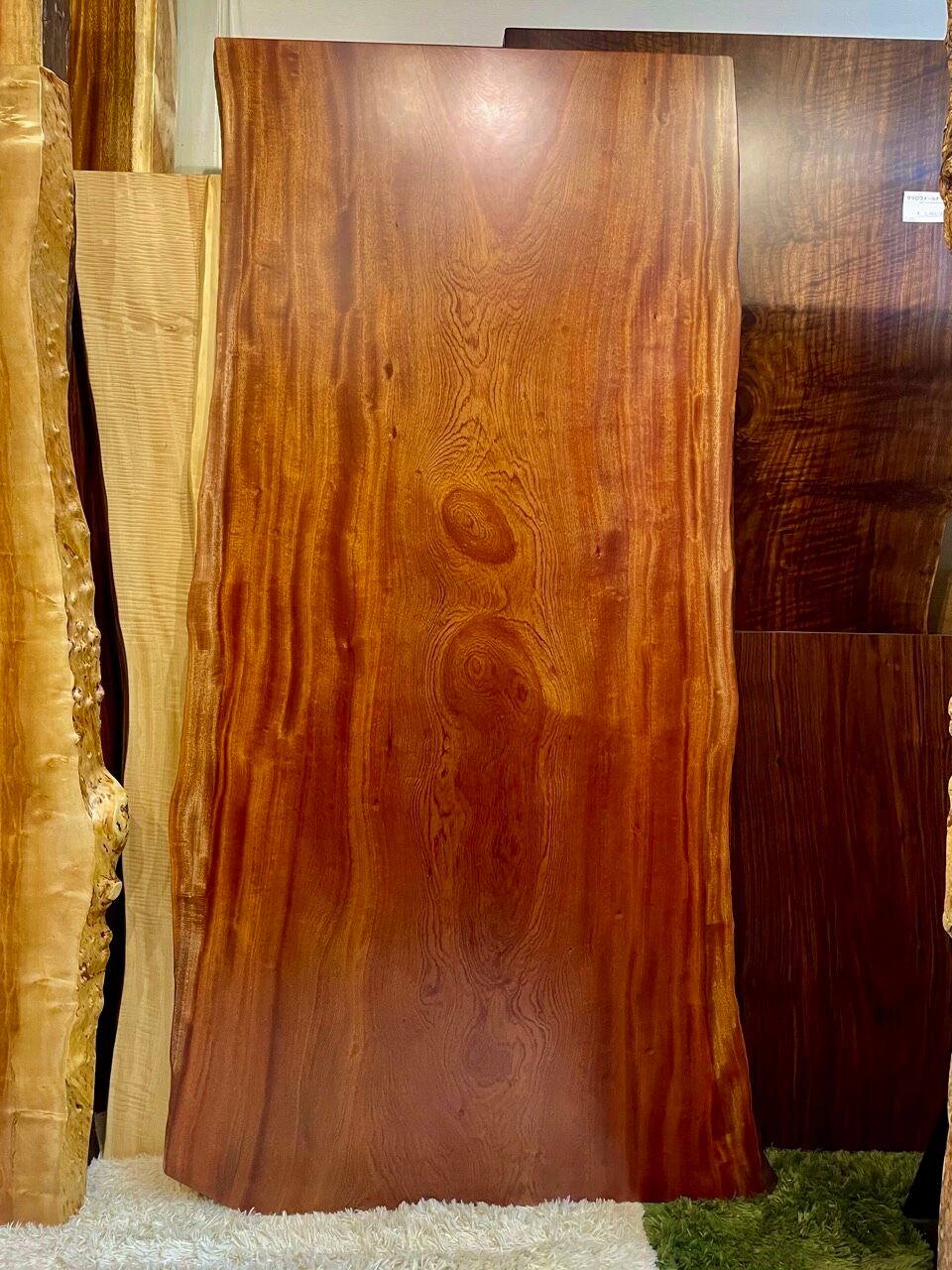 NEW】横浜元町店に「マホガニー 一枚板」が入荷しました！ | 千年