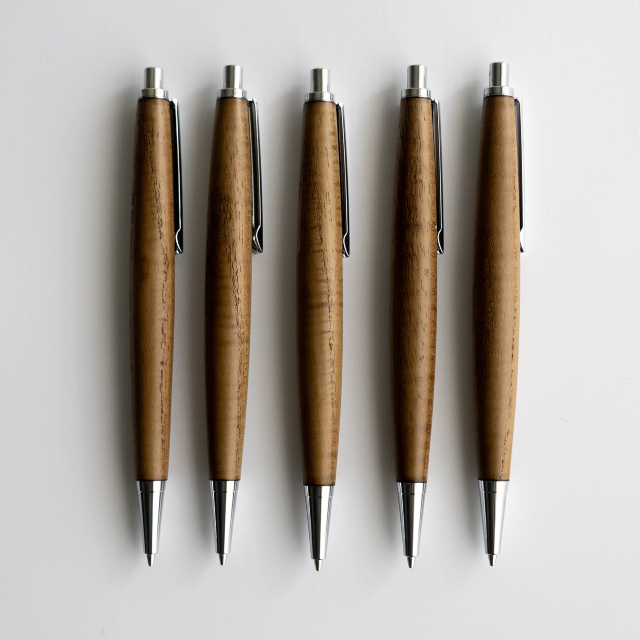 キハダの縮み杢で仕立てた杢軸ペン｜自然が生んだ揺らぎ模様の美しさと