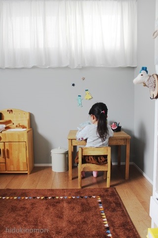 お絵かき 工作 読書には子供専用の机と椅子を つばめの家