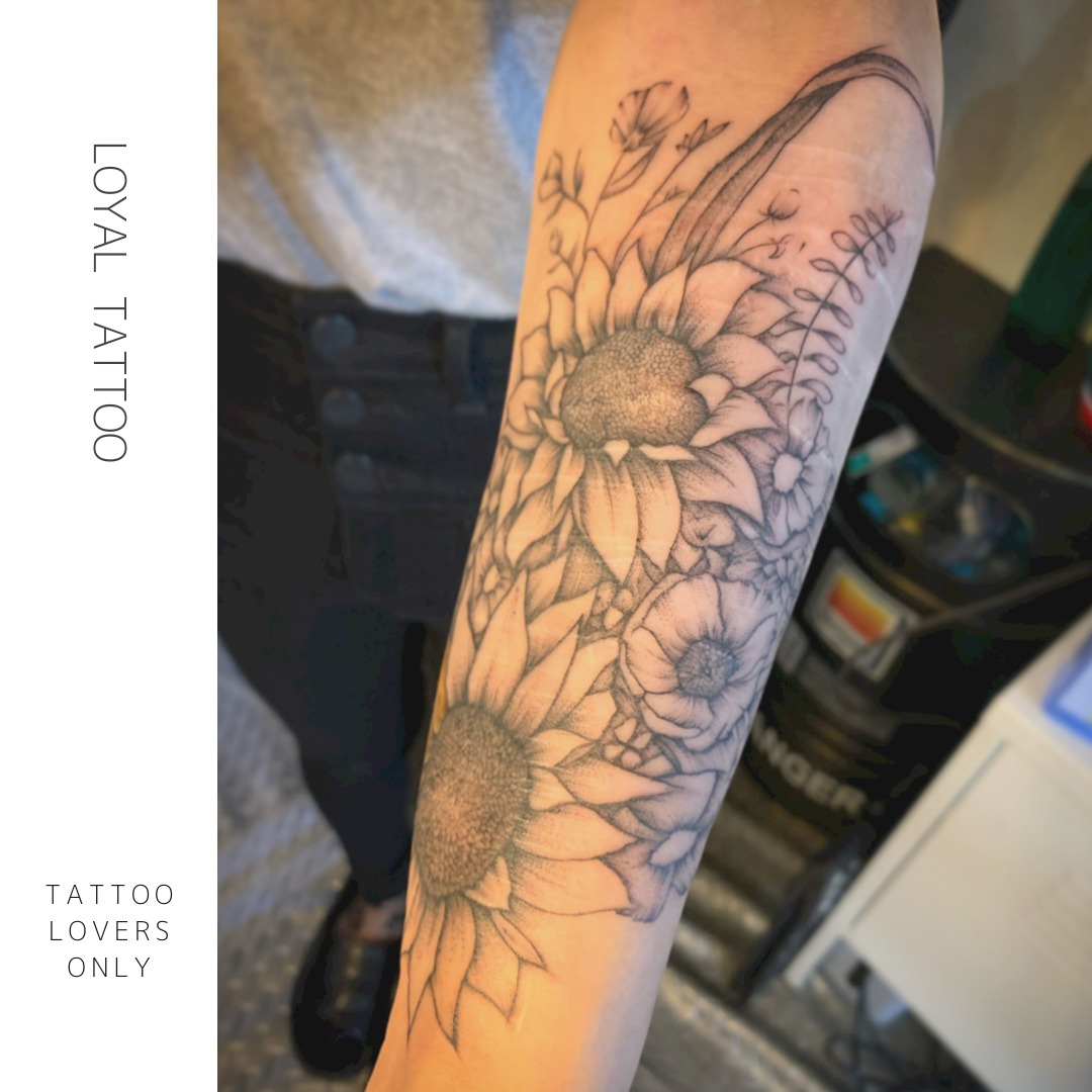 ボタニカルタトゥー ひまわり 2 東京渋谷タトゥースタジオ 刺青師 渋谷伊彫 Loyal Tattoo 刺青師 渋谷伊彫 東京渋谷 大阪アメ村 In デスペラードタトゥー