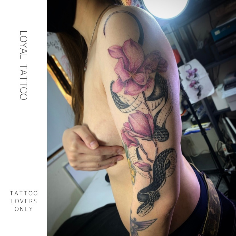 女性向け Girls Tattoo 女の子ガールズタトゥー 蛇 花 Loyal Tattoo Loyal Tattoo 刺青師 渋谷伊彫 東京南青山 大阪アメ村 In デスペラードタトゥー