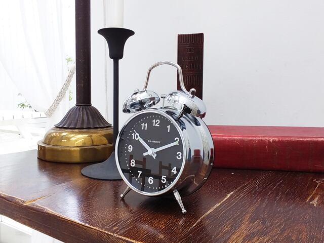 手巻式目覚まし時計のデザインをモチーフにしたツインベルクロック