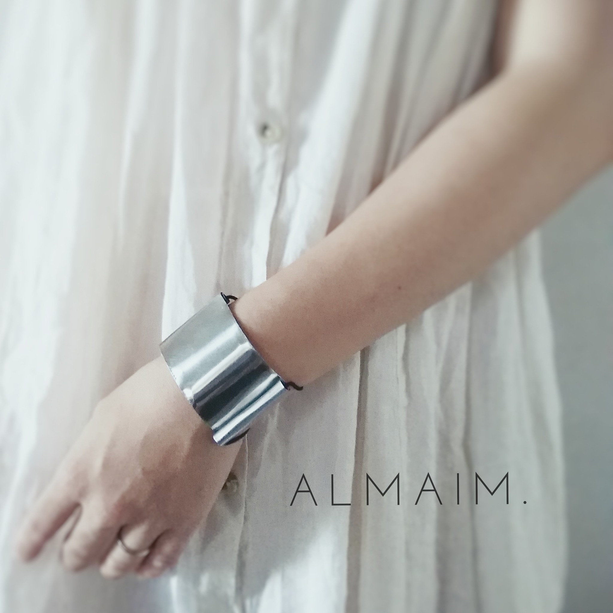 無機質でミニマル 洗えるステンレス素材のバングルで 夏のおしゃれを涼しく清潔に Almaim Handmade Accessory