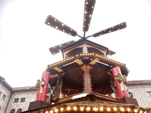 心に残るクリスマス」 温かなろうそくの光と優しく回るクリスマス