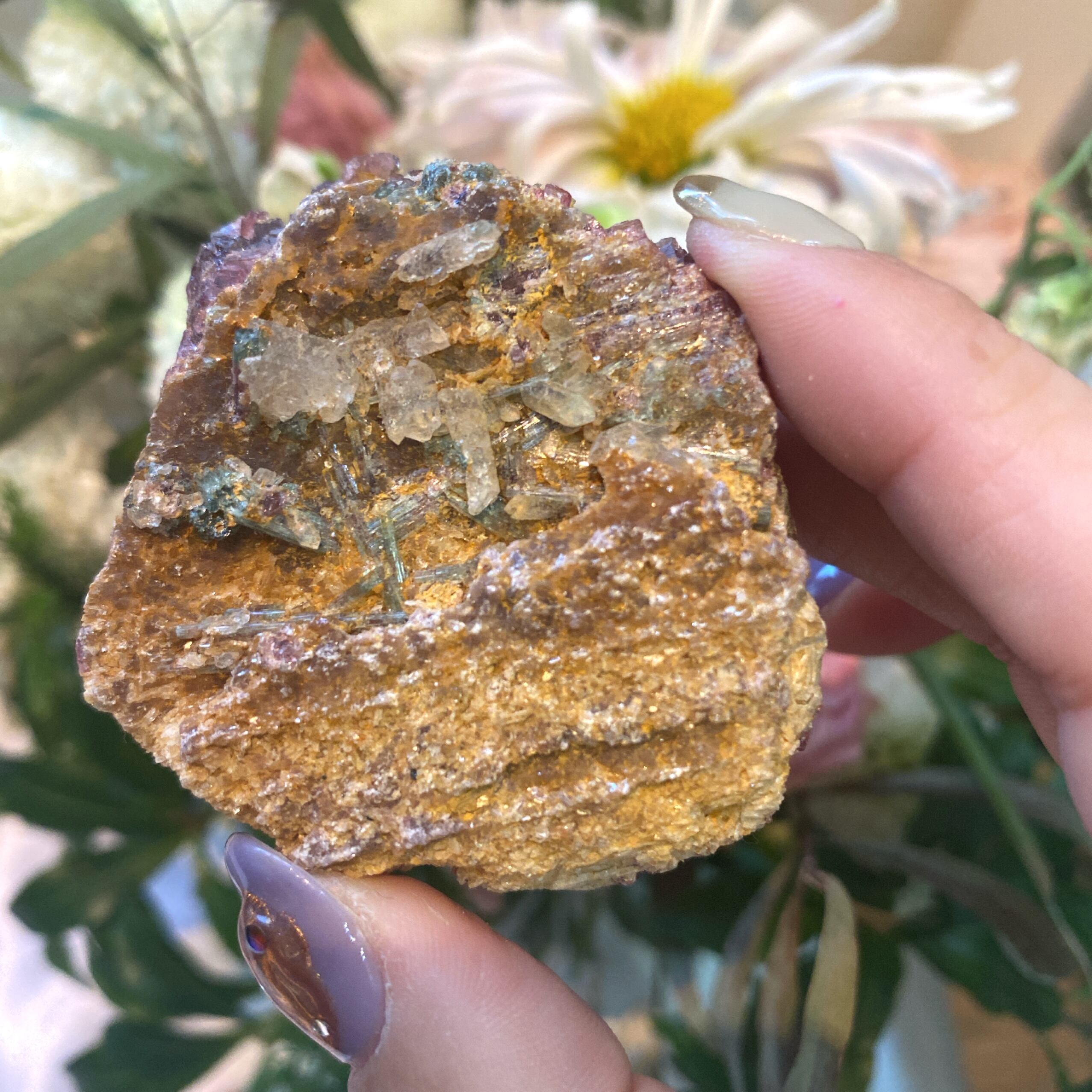 鉱物、キラキラ光る このキラキラ光るフレーク状の銀色の石は何？ : r/whatsthisrock