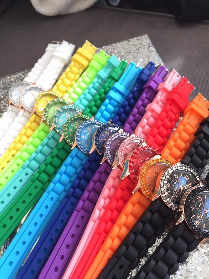 スワロフスキー装飾 ブラックラバーバンド時計 母の日にペアでいかがでしょうか？夏に大活躍！ラバーバンドの