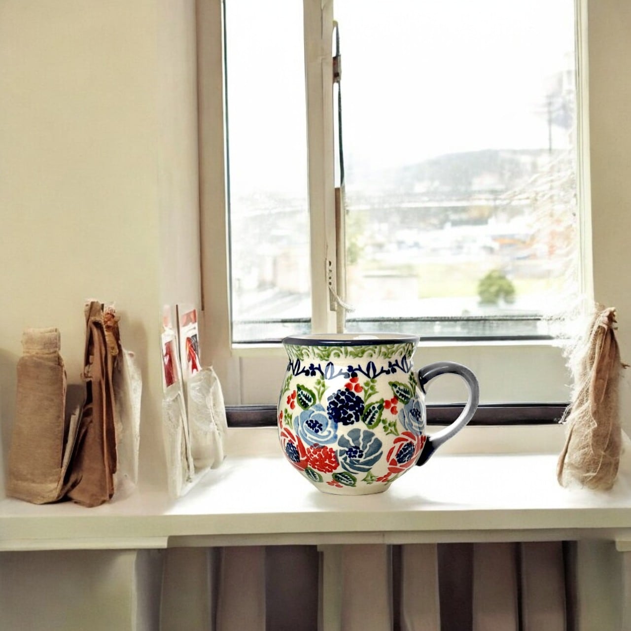 雪景色に映えるデザイン！冬に使いたいポーリッシュポタリーのマグ