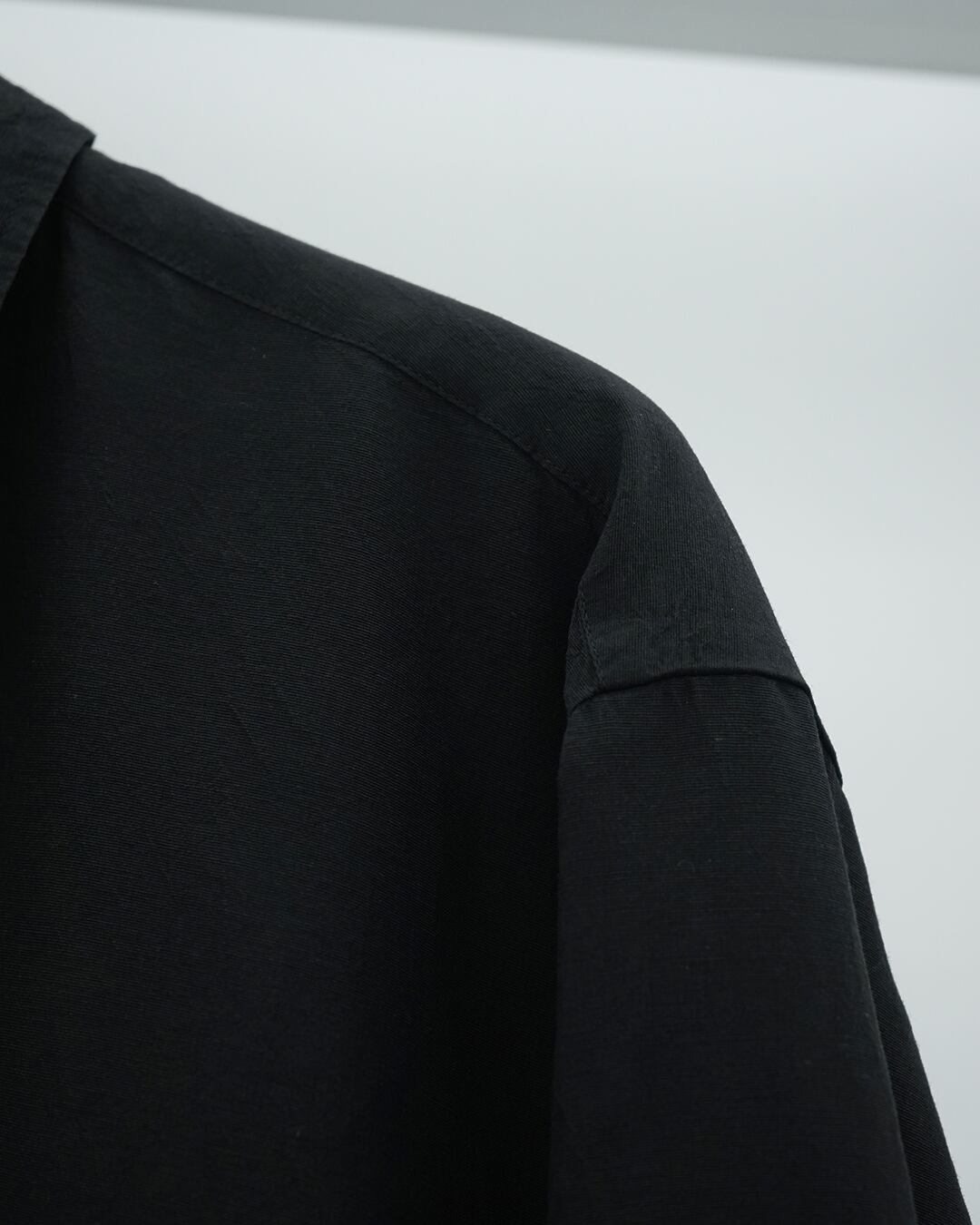 Nomàt (ノマット) 】シルク混による黒の奥行きが綺麗なシャツ | Clique