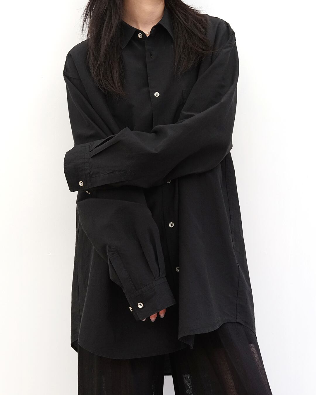 「履かないの？」Black×Black シルクスクリーン Nomàt (ノマット) 】シルク混による黒の奥行きが綺麗なシャツ | Clique