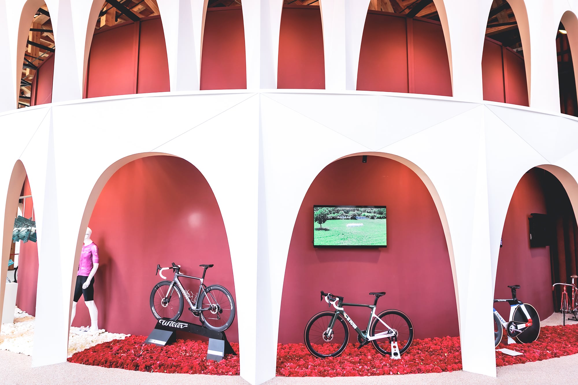 大阪万博イタリアンウィークにイタリア館エントランスをフラワー