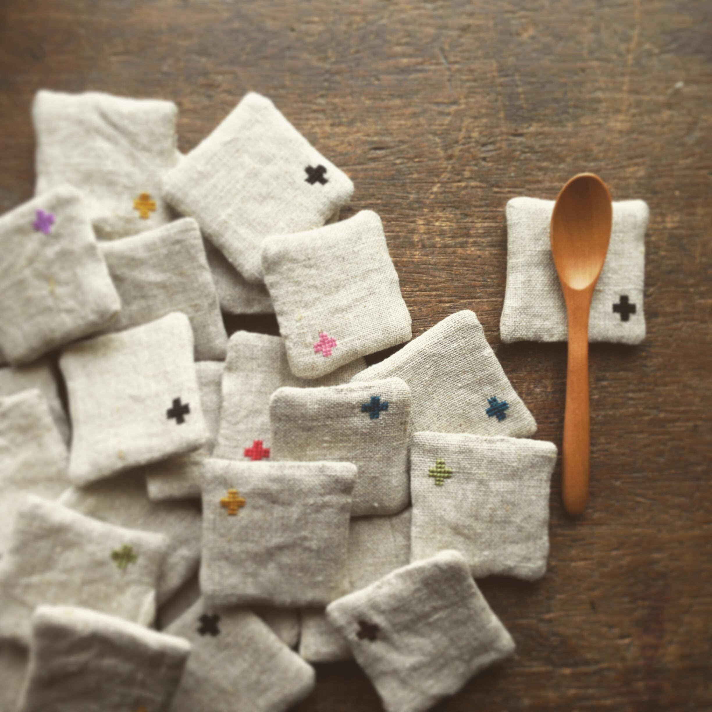 刺繍ブローチ○クロスステッチ○くるみボタン | YD 108