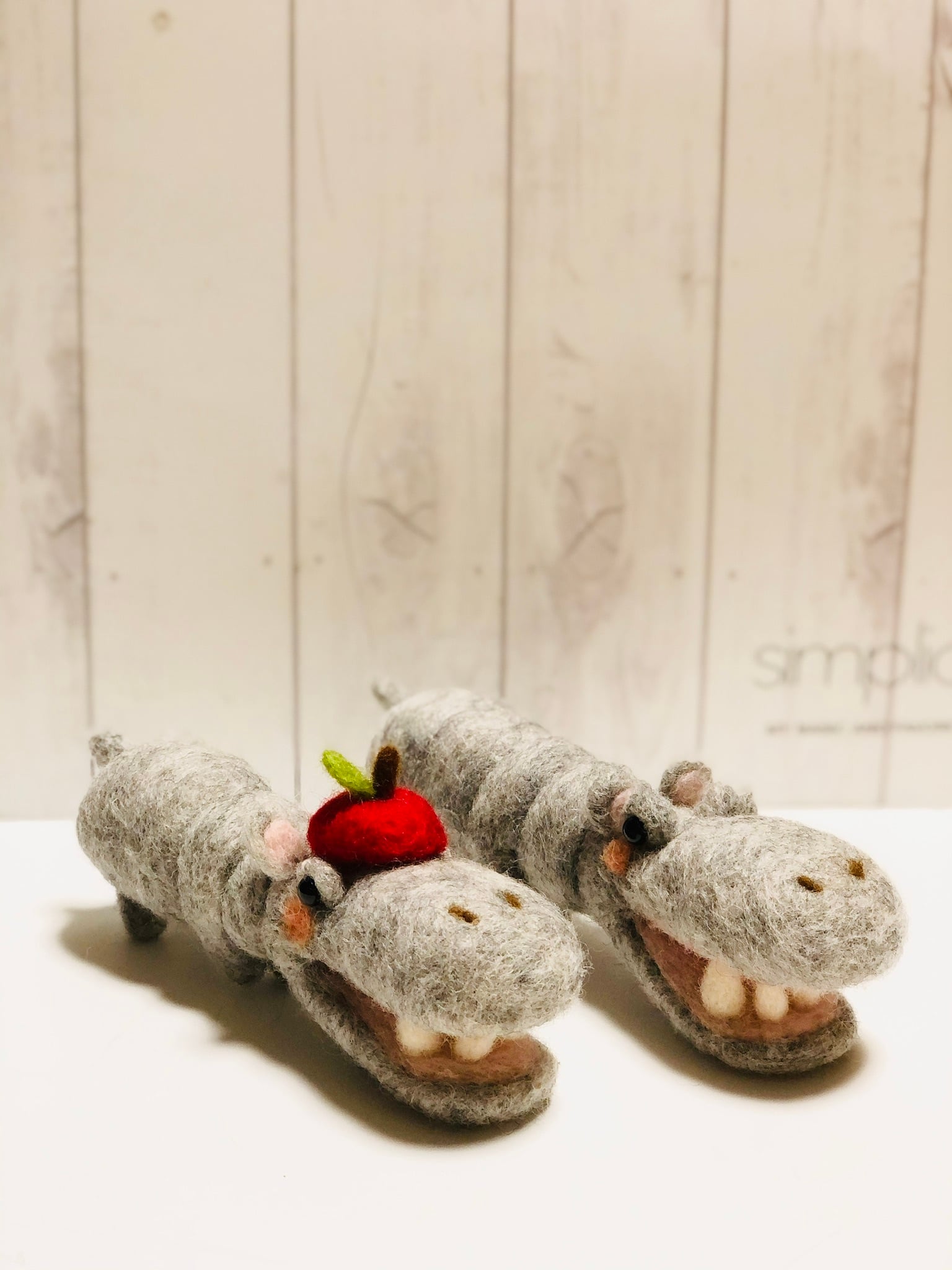 まつ毛が長いキリンちゃん 羊毛フェルト 梳い